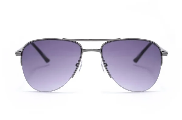 Occhiali da sole da uomo in montatura metallica con vetro viola isolato su bianco — Foto Stock