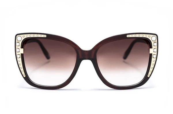 Damskie okulary słoneczne z brązowego szkła na białym tle — Zdjęcie stockowe