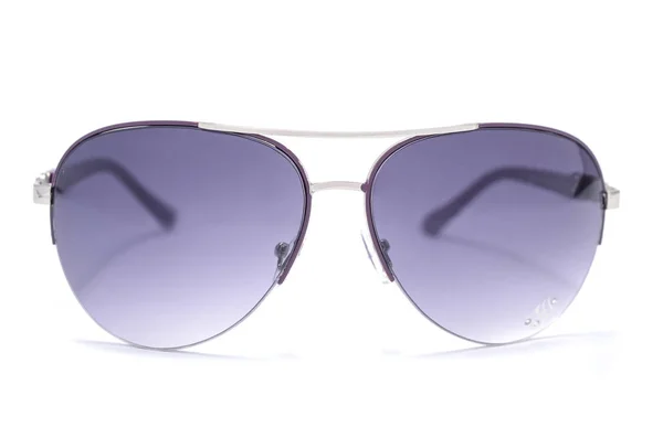 Γυαλιά ηλίου με μωβ γυαλί σε ένα πλαίσιο σιδήρου που απομονώνονται σε λευκό — Φωτογραφία Αρχείου