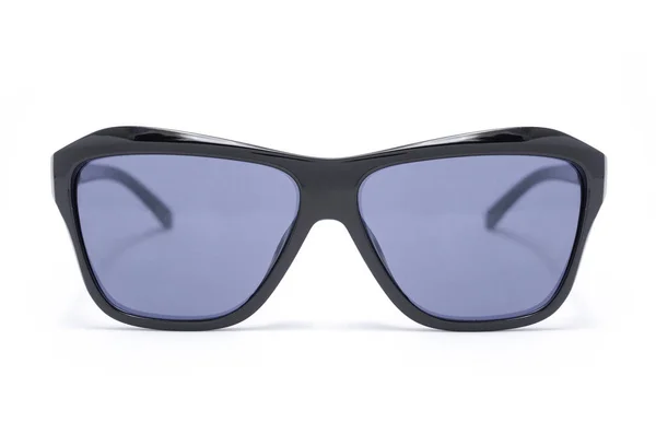 Ανδρικά γυαλιά ηλίου σε παχύ μαύρο πλαστικό πλαίσιο που απομονώνονται σε λευκό — Φωτογραφία Αρχείου