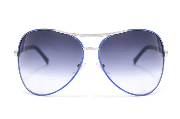 Beyaz izole mavi demir çerçeveli güneş gözlüğü — Stok fotoğraf