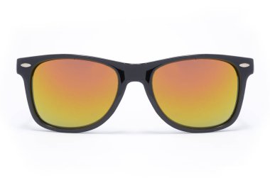 Degrade cam üzerinde beyaz izole kalın siyah plastik çerçeve içinde güneş gözlüğü