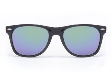 Degrade cam üzerinde beyaz izole kalın siyah plastik çerçeve içinde güneş gözlüğü