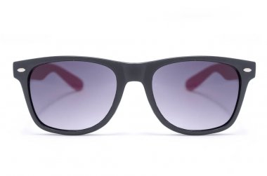 kalın siyah plastik çerçeve üzerinde beyaz izole içinde güneş gözlüğü