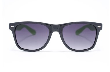 kalın siyah plastik çerçeve üzerinde beyaz izole içinde güneş gözlüğü