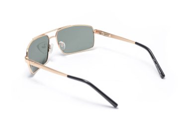 beyaz izole bir demir çerçeve içinde erkek güneş gözlüğü