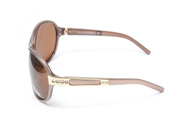 kahverengi cam üzerinde beyaz izole kadın güneş gözlüğü