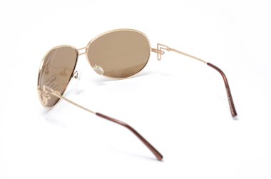 Beyaz izole kahverengi camlı bir demir çerçeve içinde güneş gözlüğü