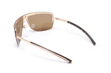 Beyaz izole kahverengi camlı bir demir çerçeve içinde güneş gözlüğü