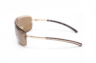 Beyaz izole kahverengi camlı bir demir çerçeve içinde güneş gözlüğü