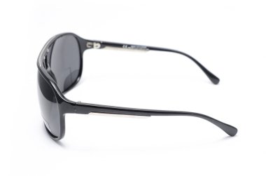 Siyah cam üzerinde beyaz izole ile siyah çerçeve içinde güneş gözlüğü