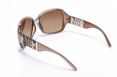 kahverengi cam üzerinde beyaz izole kadın güneş gözlüğü