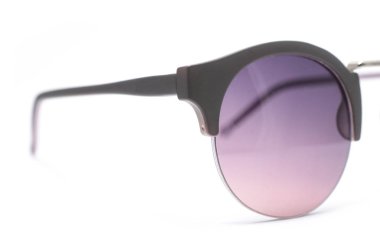 Mor cam üzerinde beyaz izole kadın güneş gözlüğü