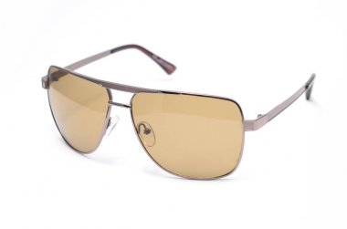 Metal çerçeve üzerinde beyaz izole kahverengi gözlüklü erkek güneş gözlüğü