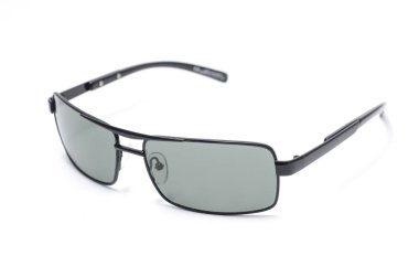 Beyaz bir arka plan üzerinde ince bir metal çerçeve içinde dikdörtgen güneş gözlüğü