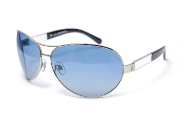 Beyaz izole mavi camlı bir demir çerçeve içinde güneş gözlüğü