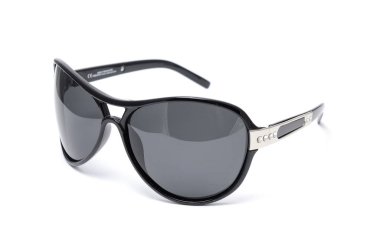 Siyah cam üzerinde beyaz izole ile siyah çerçeve içinde güneş gözlüğü