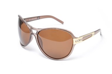 kahverengi cam üzerinde beyaz izole kadın güneş gözlüğü