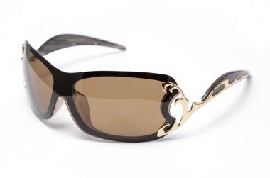 Beyaz izole kahverengi camlı bir demir çerçeve içinde güneş gözlüğü