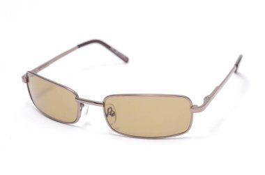 Beyaz bir arka plan üzerinde ince bir metal çerçeve içinde dikdörtgen güneş gözlüğü