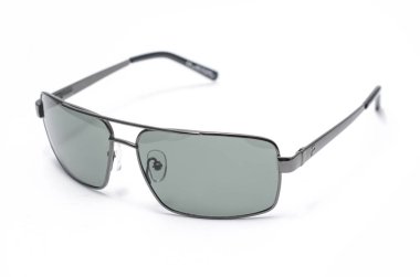 Beyaz bir arka plan üzerinde ince bir metal çerçeve içinde dikdörtgen güneş gözlüğü