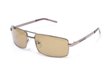 Beyaz bir arka plan üzerinde ince bir metal çerçeve içinde dikdörtgen güneş gözlüğü