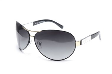 Metal çerçeve üzerinde beyaz izole içinde erkek güneş gözlüğü