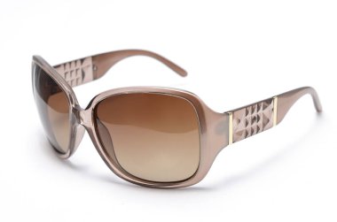 kahverengi cam üzerinde beyaz izole kadın güneş gözlüğü