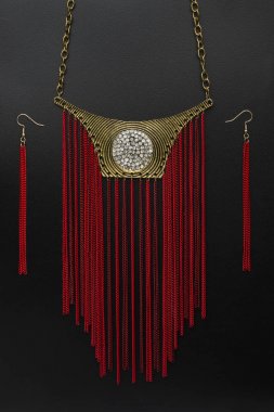 Kolye ve küpe zincirleri ve siyahta izole elmas ile
