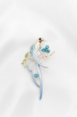 Altın Broş kuş ipek kumaş üzerine mavi taşlarla
