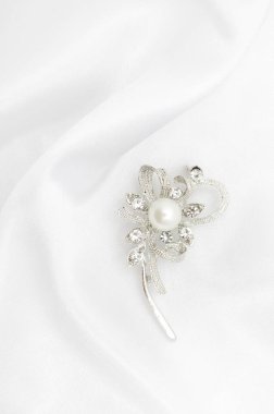 İnci ve ipek kumaş üzerine elmas ile gümüş broş