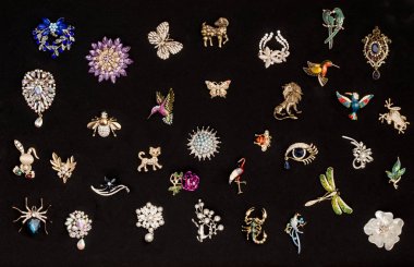 Broşlar siyah bir arka plan deseni