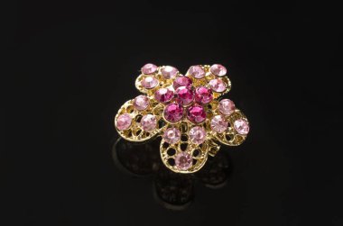 Altın Broş çiçek pembe elmas siyah izole