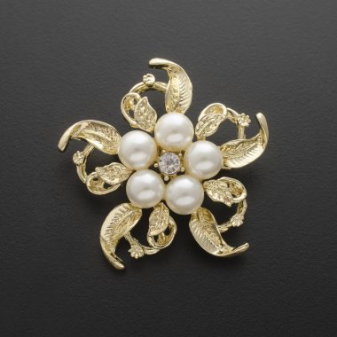 Altın Broş çiçek ile izole siyah inci