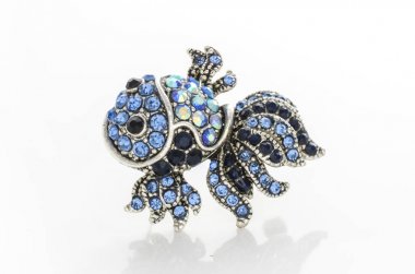 beyaz izole Elmas Broş balık