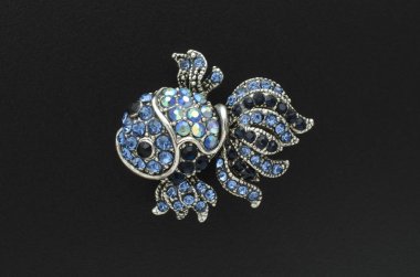 siyah izole Elmas Broş balık