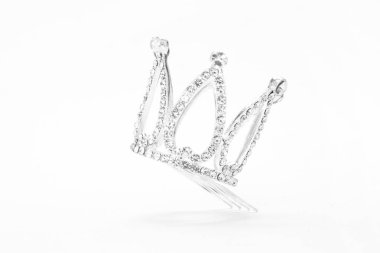 Beyaz bir arka plan üzerinde izole küçük taç