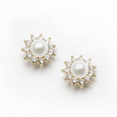 İnci ve beyaz arka plan üzerinde elmas küpe