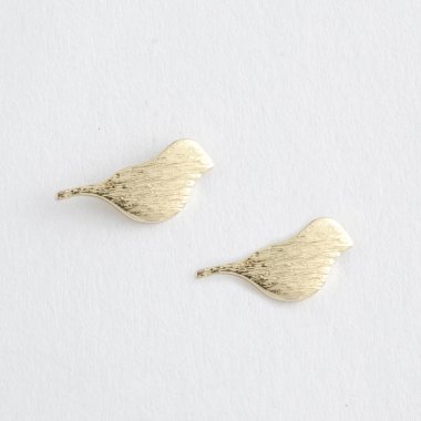 Altın küpe kuşlar beyaz izole