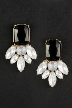 değerli taşlar üzerine siyah izole küpe