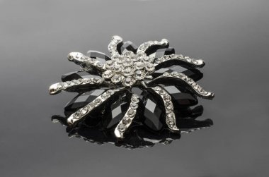 yuvarlak Broş çiçek taşlar ile izole üzerinde siyah taşlar