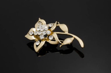 siyah izole altın çiçek broş