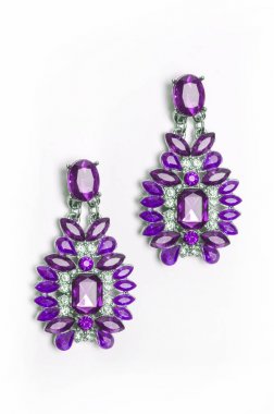 Beyaz izole mor taş küpe