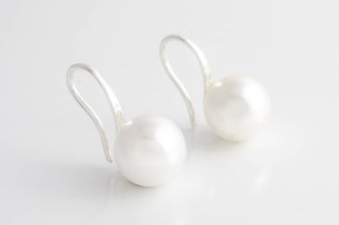 Gümüş Küpe inci beyaz izole