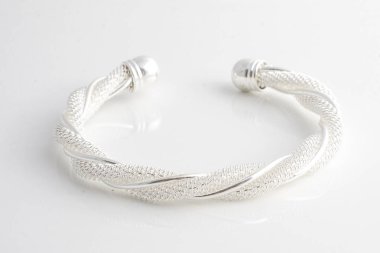 Gümüş bileklik üzerinde beyaz izole