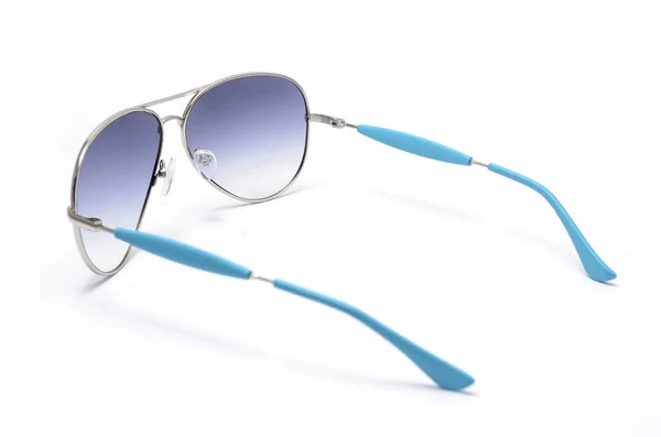 Солнечные очки в железном каркасе изолированы на белом — стоковое фото