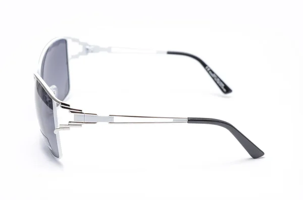 Womens zonnebril in een ijzeren frame geïsoleerd op wit — Stockfoto