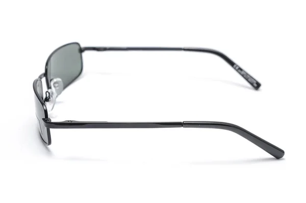 Rechthoekige zonnebril in een dunne metalen frame op een witte achtergrond — Stockfoto