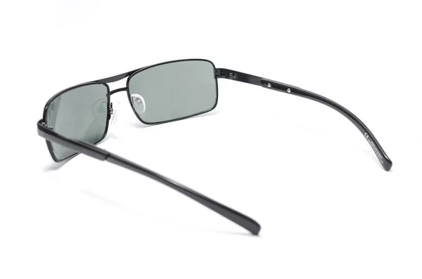 Прямоугольные солнцезащитные очки в тонкой металлической рамке на белом фоне — стоковое фото