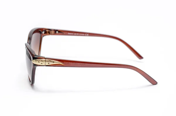 Kvinnors solglasögon med bruna glas isolerade på vit — Stockfoto